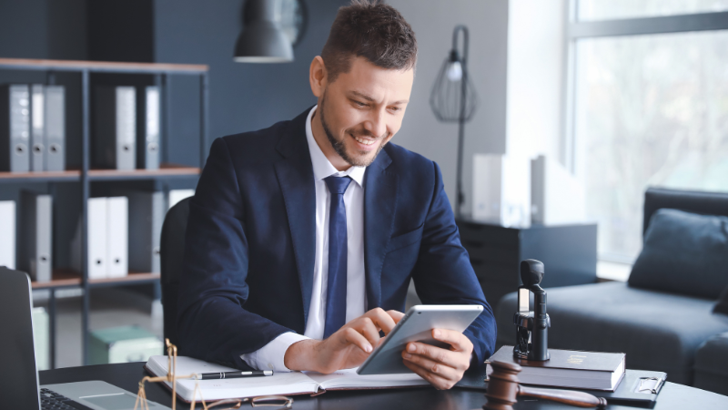 advogado analisando resultados de marketing digital para escritório de advocacia